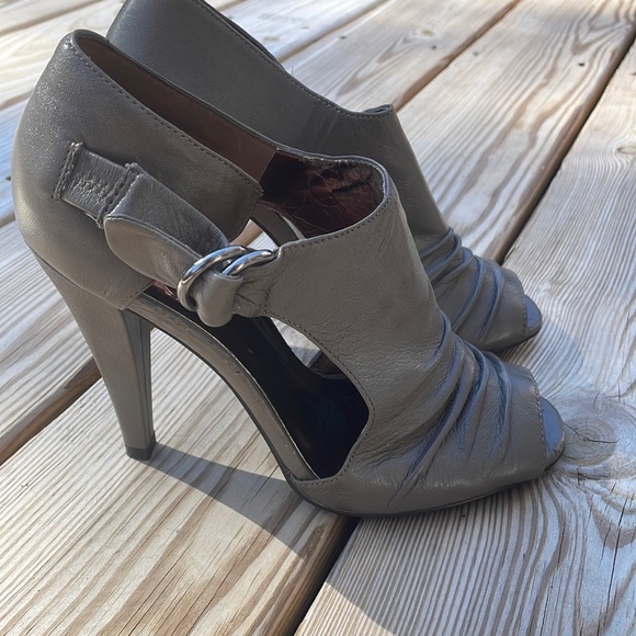 Steve Madden Leather Peep Toe Taupe Booties Size 8 - Picture 4 of 16